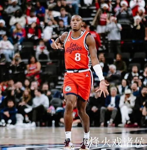 邓恩半场表现:投篮5中3,三分命中1记,斩获9分、1篮板、3助攻 邓恩半场表现:投篮5中3,三分命中1记,斩获9分、1篮板、3助攻