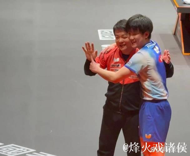 张本智和跪地捂脸庆祝!现场造型独特为教练儿子庆生,多次致敬樊振东 张本智和跪地捂脸庆祝!现场造型独特为教练儿子庆生,多次致敬樊振东